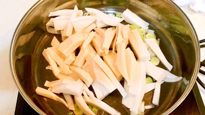 双色荞麦碗团,锅里加入大豆色拉油,烧热后加入葱花炒出香味后加入荞麦碗团翻炒1分钟