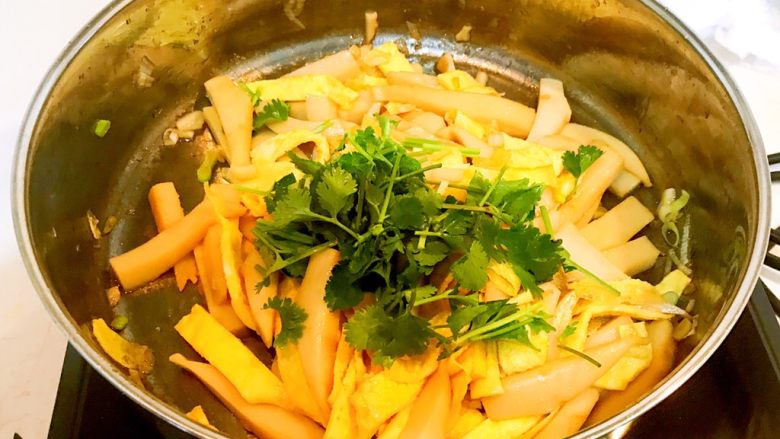 双色荞麦碗团,加入香菜段
