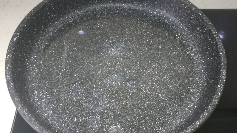 南瓜鸡蛋饼,用不粘锅倒入少量的油,调成中小火