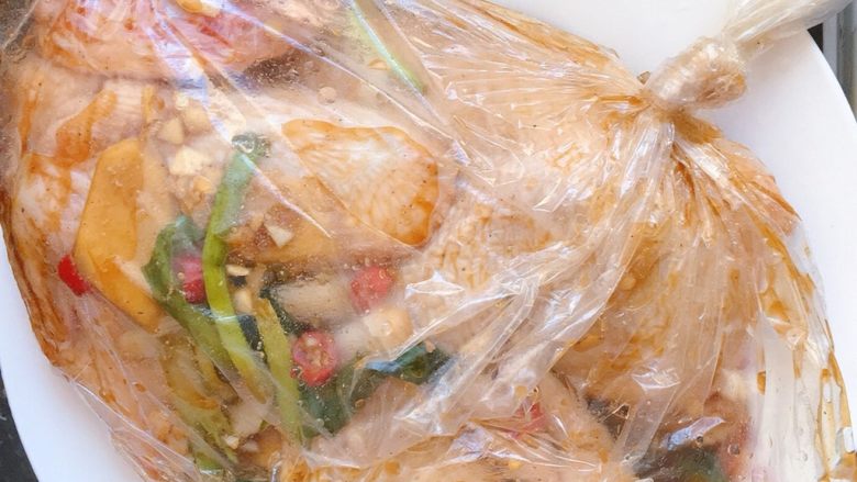 电饭煲焗鸡,取一个保鲜袋,把鸡和剩下的酱汁都倒进去袋子里,扎进袋子,放进冰箱冷藏腌制一夜