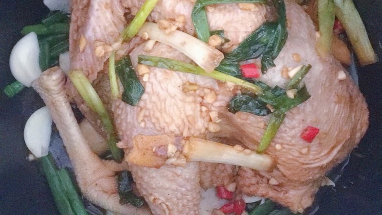 电饭煲焗鸡,放入鸡,把酱汁一并倒进去,电饭煲煮20分钟即可