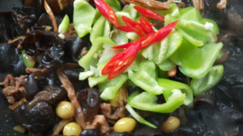 有助于抵抗雾霾的木耳黄花菜炒肉,倒入青椒,红椒。