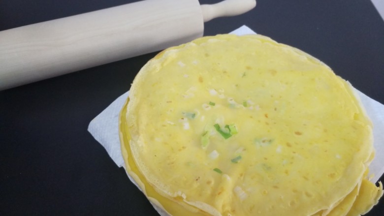 南瓜鸡蛋饼,因为面糊里有放油所以摊完第一张之后,锅里就不用在加油了,这样就能保证少油健康喽