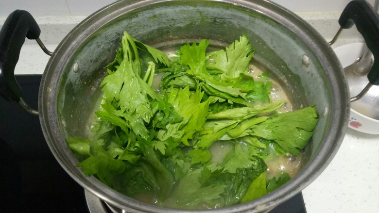 芹菜叶糊涂面,待面条断生,放入芹菜叶。