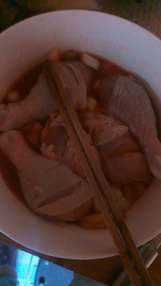 KFC同款炸鸡腿,<a style='color:red;display:inline-block;' href='/shicai/ 92'>鸡腿</a>改刀切好以后放入奥尔良腌鸡料葱姜蒜盐鸡粉盐一夜