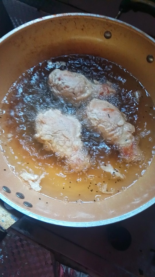 KFC同款炸鸡腿,<a style='color:red;display:inline-block;' href='/shicai/ 17'>蛋清</a>加入<a style='color:red;display:inline-block;' href='/shicai/ 519'>面粉</a>，<a style='color:red;display:inline-block;' href='/shicai/ 212928'>炸鸡粉</a>，淀粉水和成面糊，鸡腿腌好以后裹上一层干<a style='color:red;display:inline-block;' href='/shicai/ 519'>面粉</a>然后再裹上面糊一定要是裹上去的不要用手拍上去，最后再裹上干面迅速下油锅炸油温不要太高小火慢炸