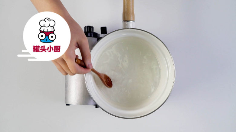 零难度宝石琥珀糖,锅中加入寒天粉5g、清水200ml,大火搅拌至融化