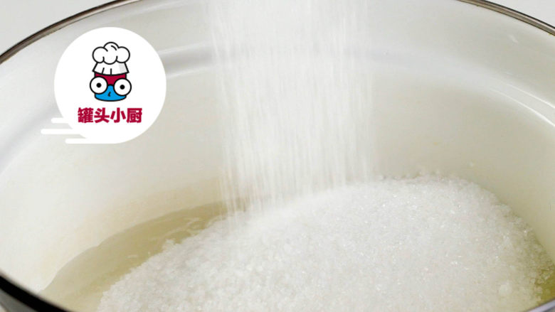 零难度宝石琥珀糖,待寒天粉完全融化后加入300g细砂糖,搅拌至浓稠