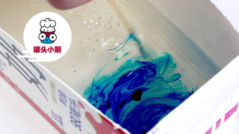 零难度宝石琥珀糖,用牙签沾取适量<a style='color:red;display:inline-block;' href='/shicai/ 759'>食用色素</a>,稍微搅拌均匀