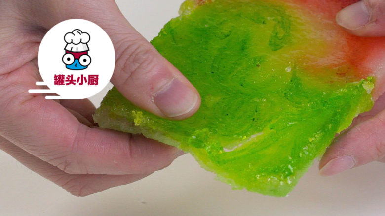 零难度宝石琥珀糖,晾凉后放冰箱等待凝固,取出脱模,掰成小块,摊开放在通风避免日晒的环境