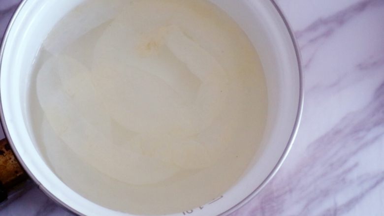 自制脆皮肠(宝宝版),羊肠衣提前用水泡好,冲洗干净,冲洗过程中可以看有无破裂,同时准备好绳子