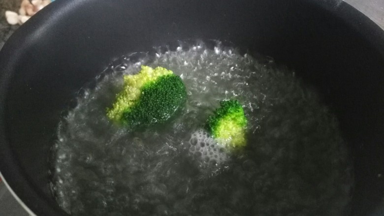 宝宝辅食,营养杂蔬炒面,<a style='color:red;display:inline-block;' href='/shicai/ 119'>西兰花</a>洗净在沸水里煮2分钟
