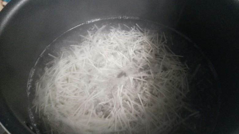 宝宝辅食,营养杂蔬炒面,配料都处理好就可以煮面了
水开下锅再开锅就可以捞出了