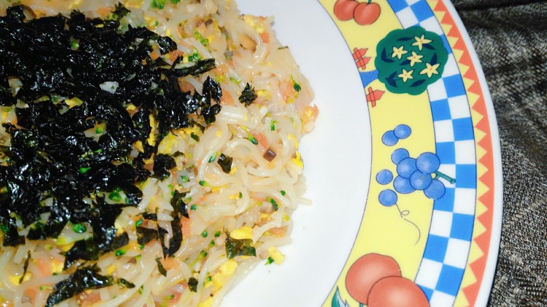 宝宝辅食,营养杂蔬炒面,满满一份全部吃完
还喝了一碗鲫鱼汤