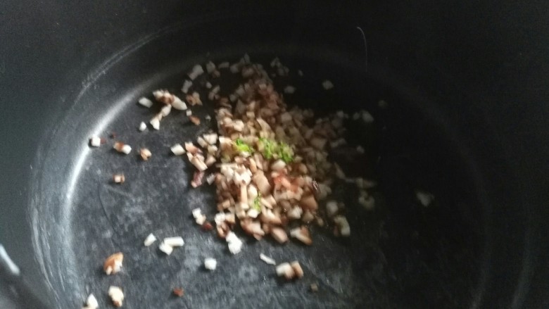 宝宝辅食,营养杂蔬炒面,锅中滴几滴橄榄油
先煸炒香菇