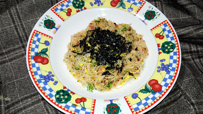 宝宝辅食,营养杂蔬炒面,因为海苔有一点点盐味
而且蔬菜煸炒后自然的味道也很吃
所以我没有加多余的调味品