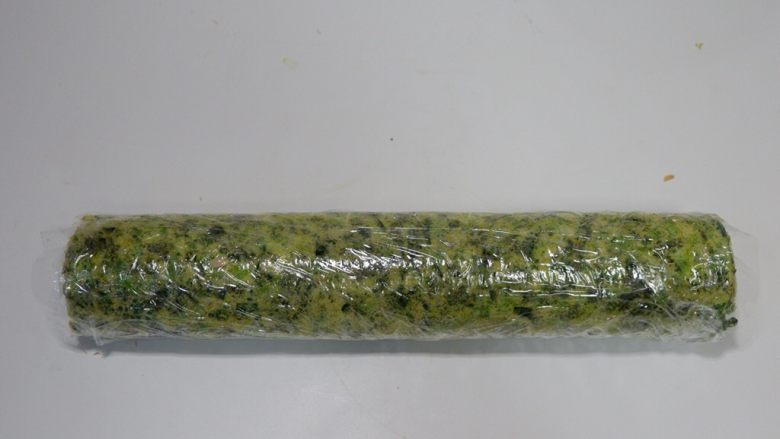 金枪鱼菠菜卷,卷完之后,用保鲜膜完全包裹起来,静置30分钟定型