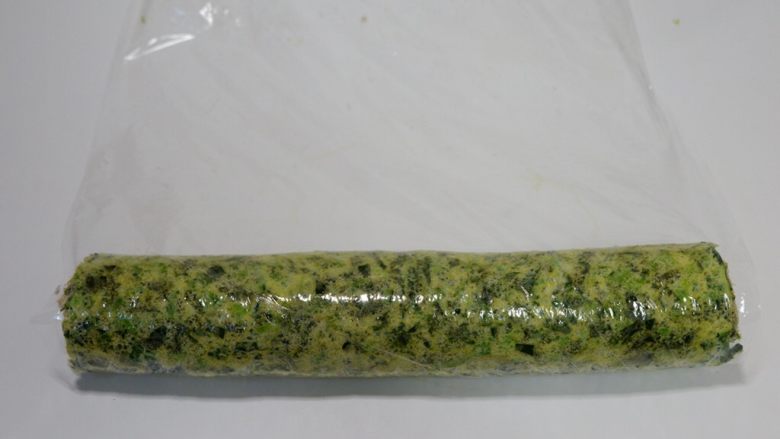 金枪鱼菠菜卷,就这样用保鲜膜协助一直提着往前卷,很简单的
