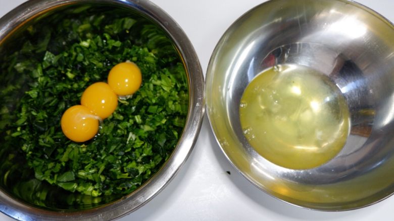 金枪鱼菠菜卷,将蛋黄和蛋白分离,蛋白放入无水无油干净的盆中,蛋黄放入上一部拧干水的菠菜中。