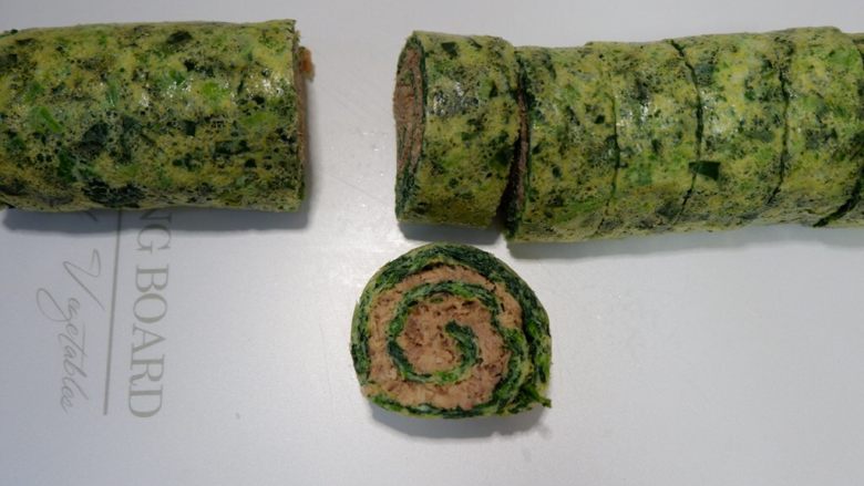 金枪鱼菠菜卷,时间到了,打开保鲜膜,切开看看。完美~~~