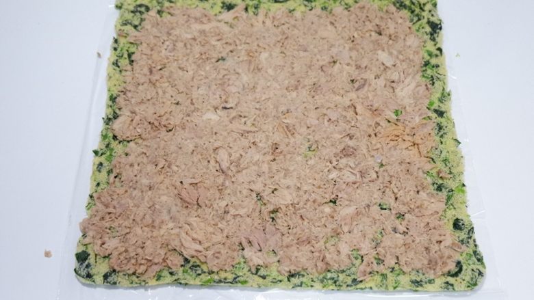 金枪鱼菠菜卷,均匀的抹上金枪鱼,上端留1CM不要抹