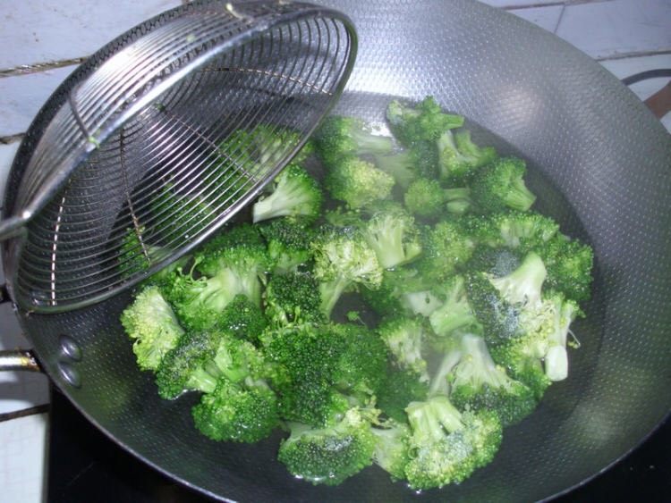 牛排,水放入锅中烧开,加入西兰花烫熟,捞出备用。