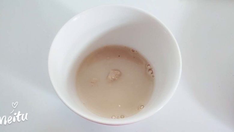 孜然豆干炒肉丝,化好的猪肉用红薯淀粉抓一下,让肉更嫩一些