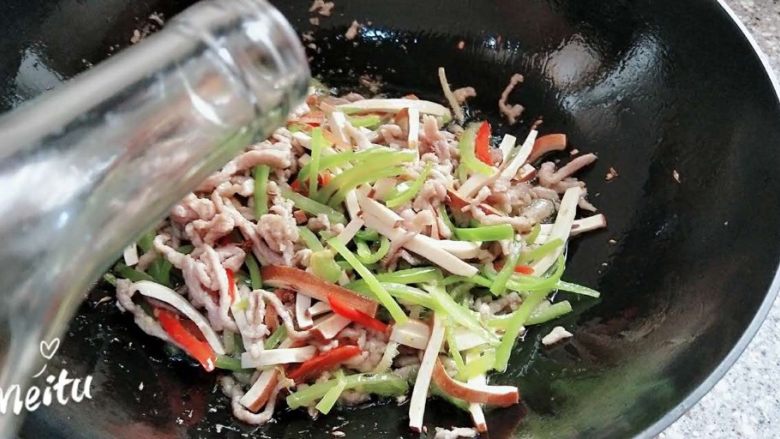 孜然豆干炒肉丝,加点料酒,翻炒均匀