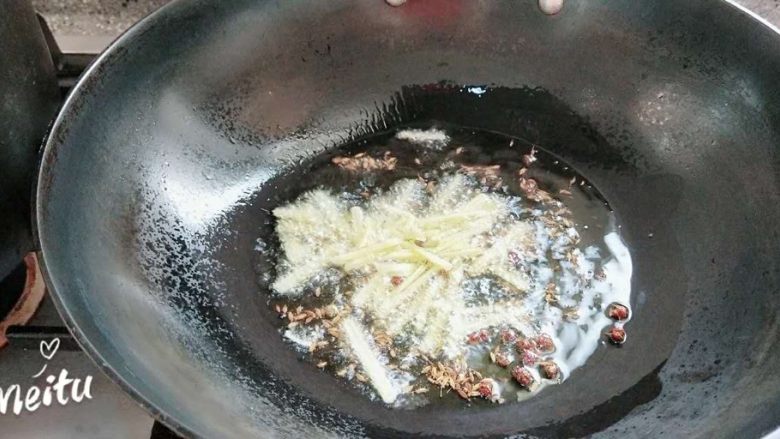 孜然豆干炒肉丝,倒入姜丝,炝锅