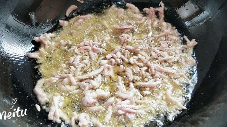 孜然豆干炒肉丝,倒入肉丝,翻炒至断生,捞出备用