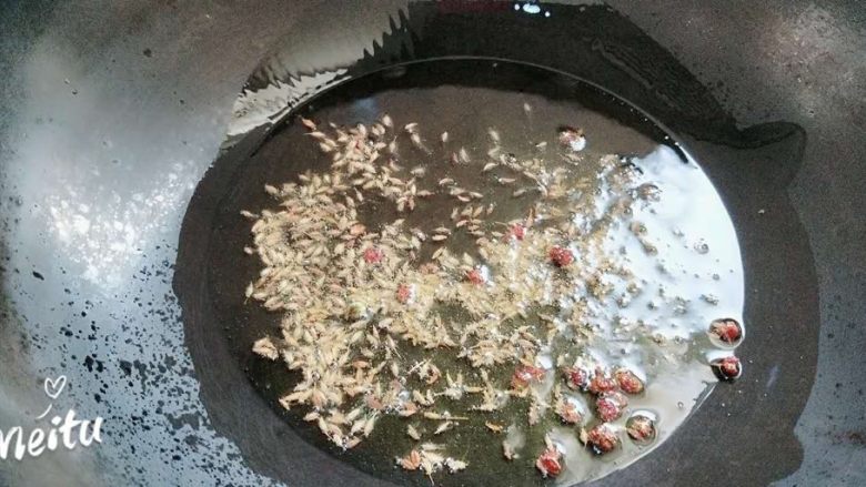 孜然豆干炒肉丝,锅中倒油,放入孜然粒和花椒粒炒香