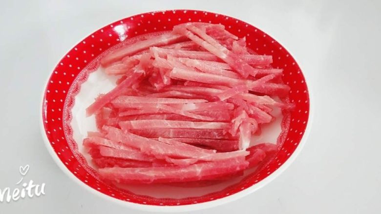 孜然豆干炒肉丝,装盘化冻,备用