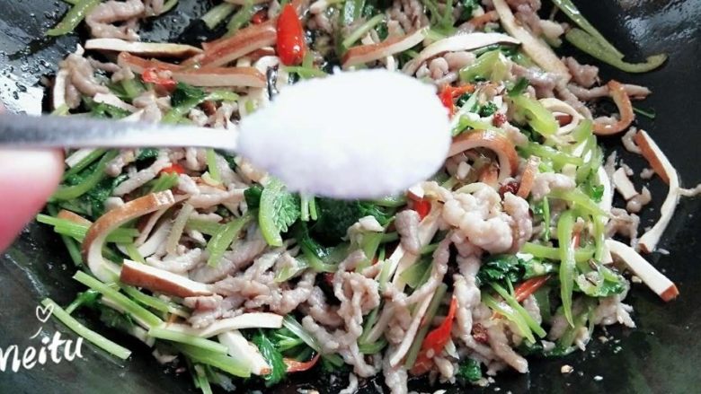 孜然豆干炒肉丝,一勺<a style='color:red;display:inline-block;' href='/shicai/ 717'>味精</a>,就可以出锅了