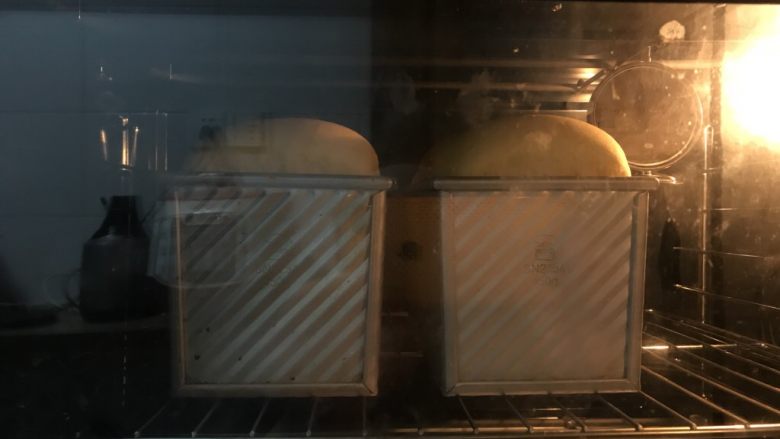 胡萝卜奶香吐司,送入提前预热好的烤箱中下层,上下火170度45分钟。