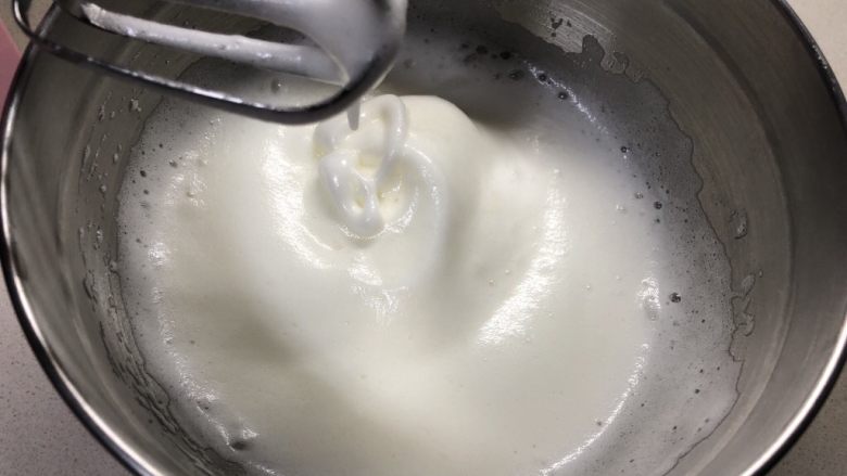 梦幻云彩蛋糕卷,打发至泡泡消失,蛋白霜出现纹路加入剩余细砂糖。