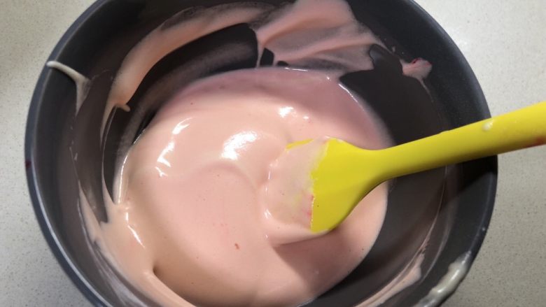 梦幻云彩蛋糕卷,取50克左右的蛋糕糊在一个小碗里,加入一滴食用色素混合均匀。
把有色的蛋糕糊倒进原色蛋糕糊里。
