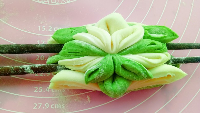莲花卷,两根筷子向下压的同时向中间挤,莲花卷就做好了