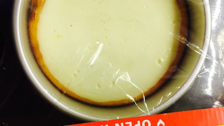 纽约芝士,烤箱上层,200度,3到5分钟。待表面淋面酸奶油凝固即可。待蛋糕冷却后,包裹上保鲜膜,冷藏四小时以上,过夜更好