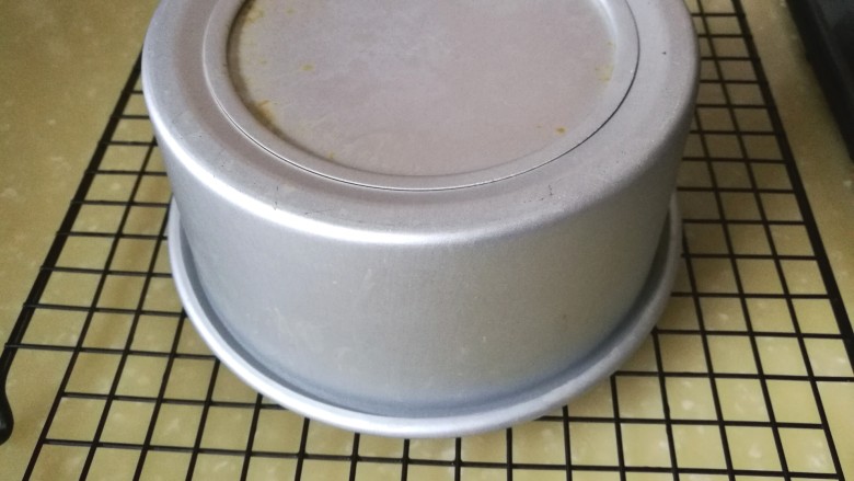 经典黑森林蛋糕,取出倒扣在烤架上,等待冷却
