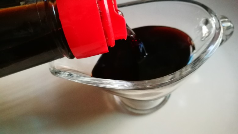 葱油鲈鱼,调制料汁~<a style='color:red;display:inline-block;' href='/shicai/ 788'>生抽</a>