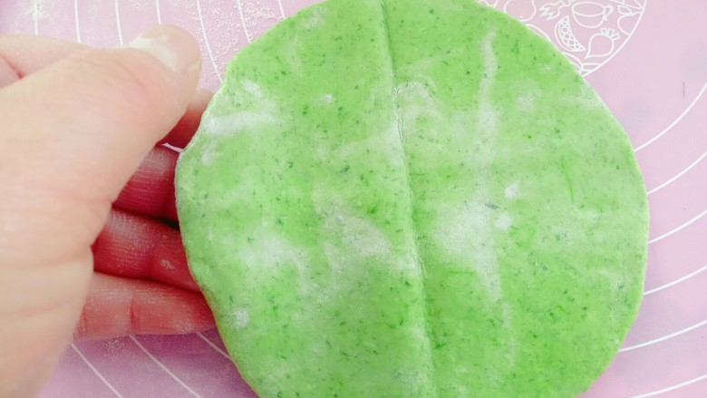 小鱼馒头,下成等量的小剂子,将剂子擀成圆片。
