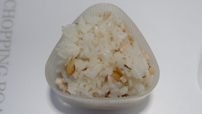 鸡肉核桃饭团,取适量米饭放入模具,紧紧的压实