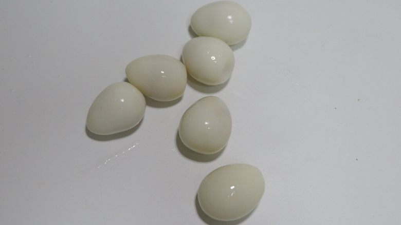 抱蛋培根咸麦芬蛋糕,鹌鹑蛋煮熟剥去外皮备用,根据你纸杯大小调成用量