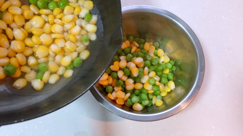 新年宴客菜-满堂彩,捞出青豆玉米粒,但留一部分水浸泡着,这样青豆表面就不会变干皱皮了