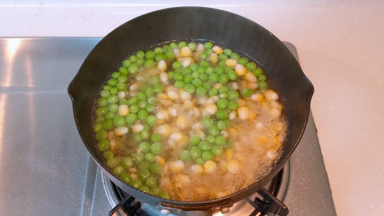 新年宴客菜-满堂彩,滴入几滴油(护色作用),放入青豆和玉米煮至浮起(约2-3分钟),这时玉米已经熟了,青豆是半熟状态