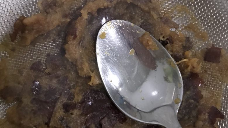 枣泥,放到晒网上过筛,底下放个碗接着枣泥,用勺子背来回压一压大枣。
