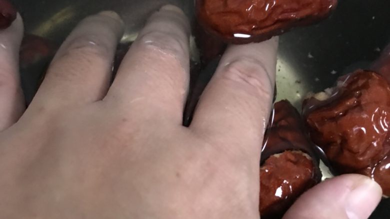 枣泥,放入蒸锅,加入水,要没大枣。