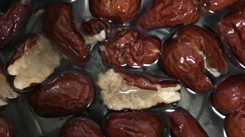 枣泥,大火煮开,转中火,煮30分钟,直到捏上去软烂。