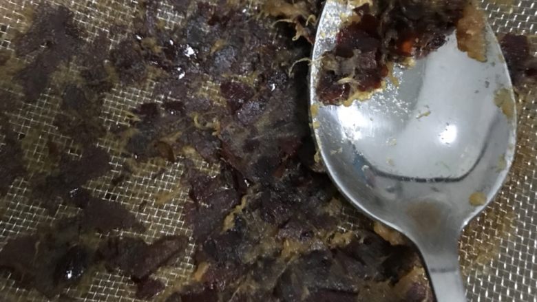 枣泥,很快就剩下枣皮了,晒网要用粗晒网,可别用细的,细的真的漏不下去。