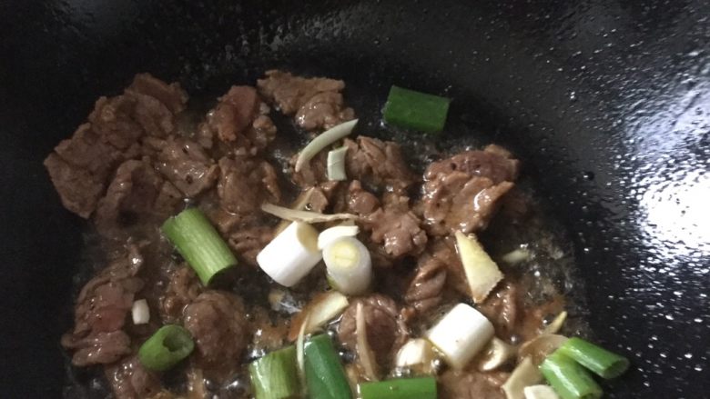 豆角炒牛肉,加葱姜蒜,翻炒